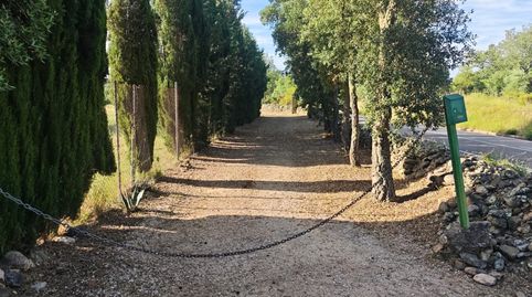 Terreno con pequeña edificación 