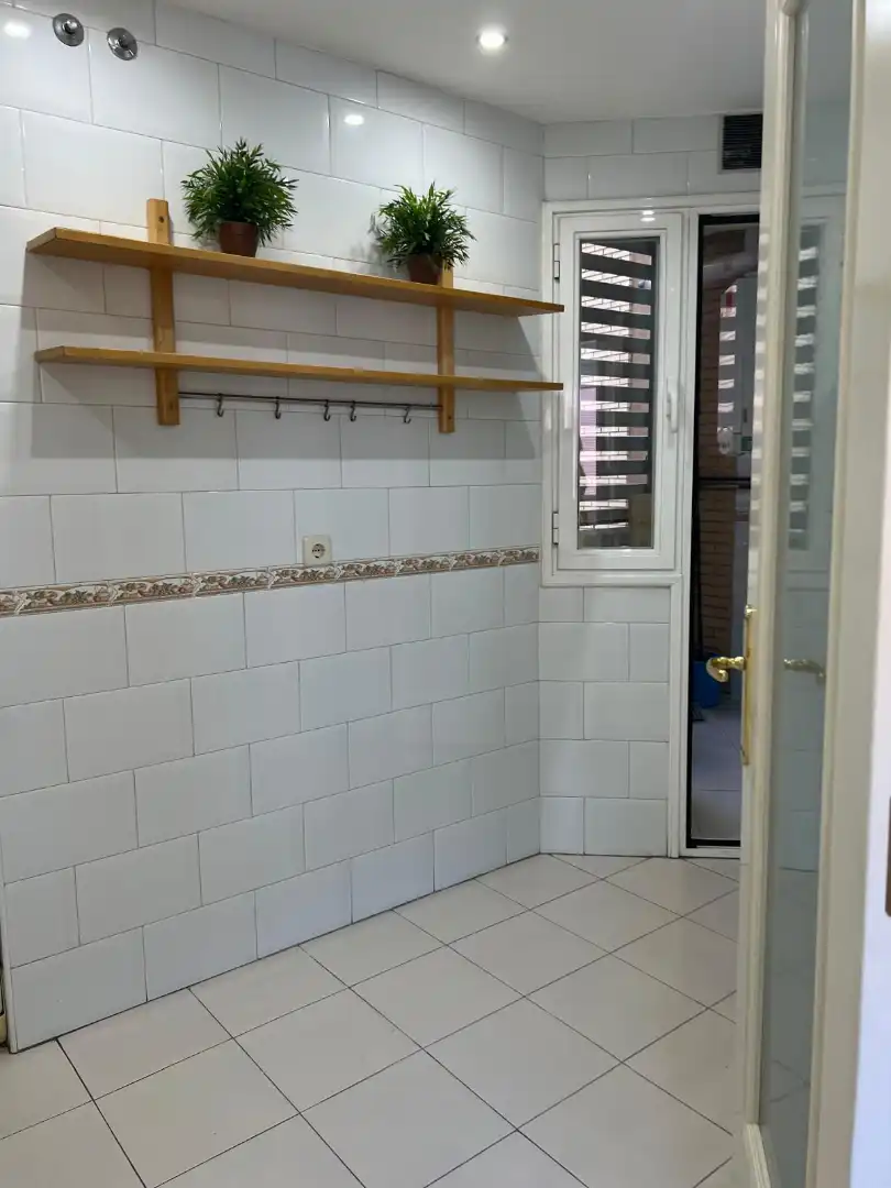 Bathroom of Flat for rent in Madrid  with Air Conditioner, Heating and Parquet flooring