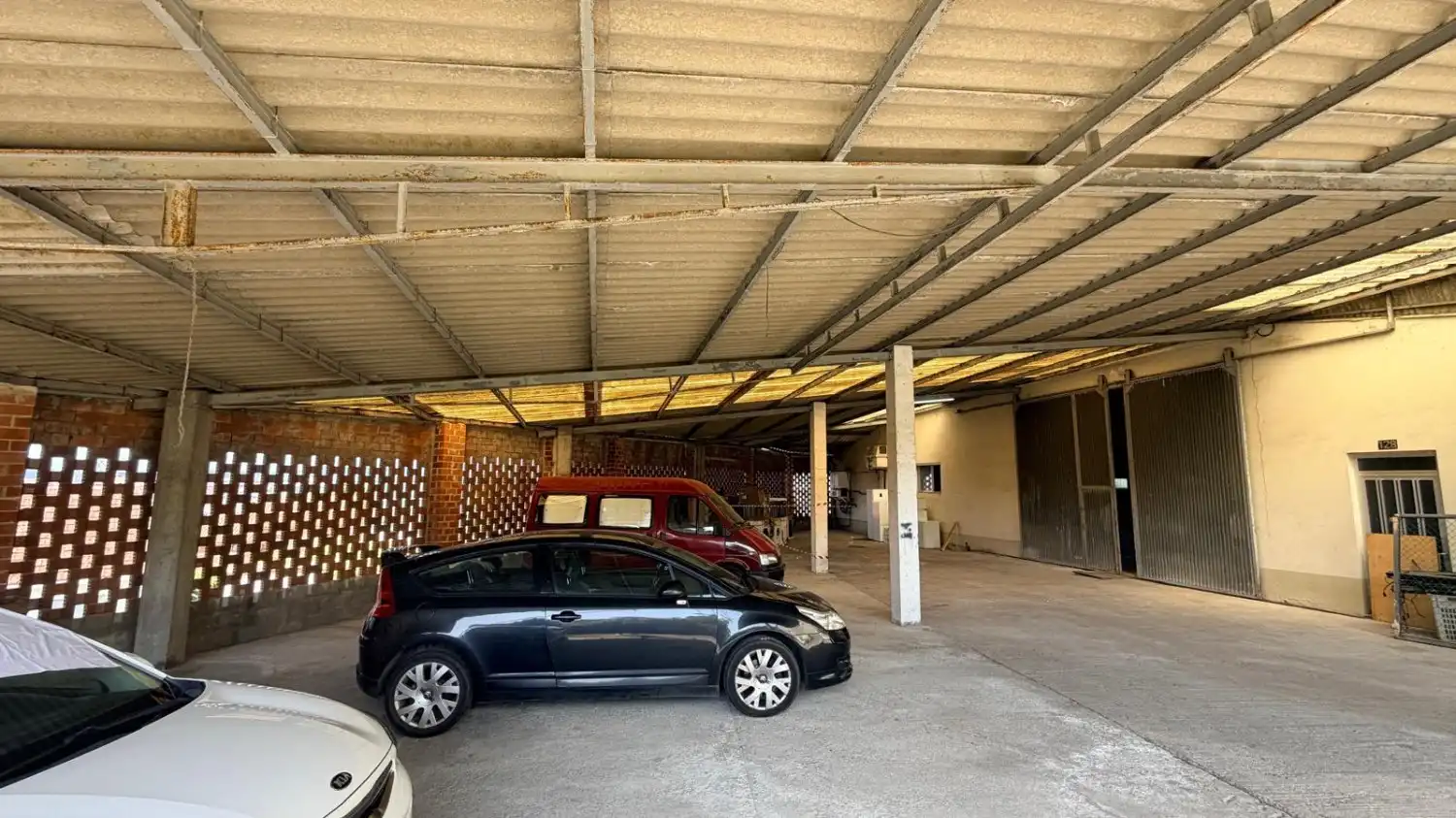 Parkplatz von Fabrikhallen zur Miete in Neda