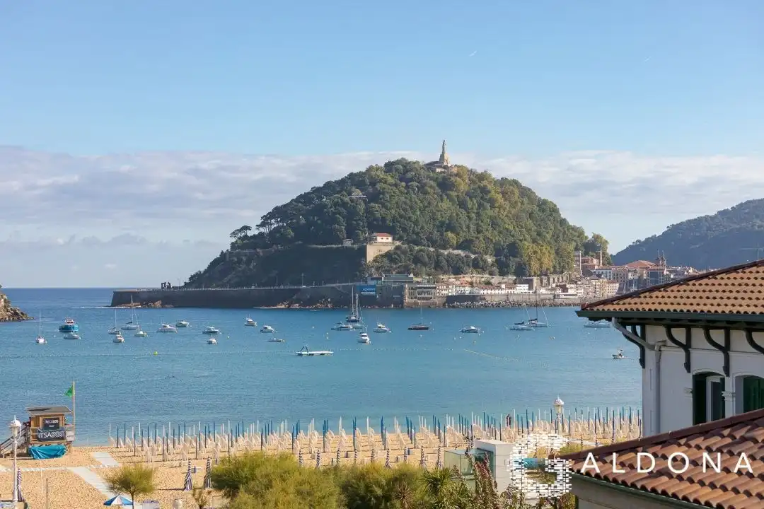 Vista exterior de Casa o xalet en venda en Donostia - San Sebastián  amb Calefacció, Jardí privat i Terrassa