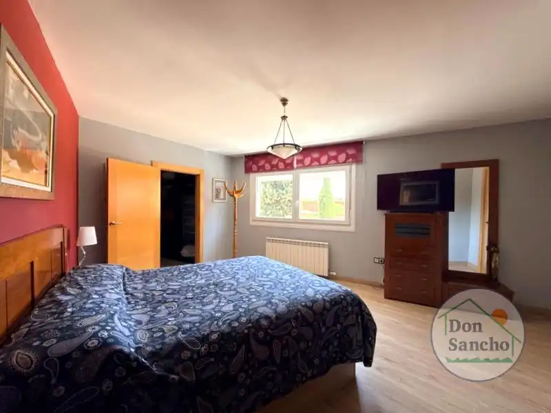 Habitación de Casa adosada en venta en Santovenia de Pisuerga con Calefacción y Terraza