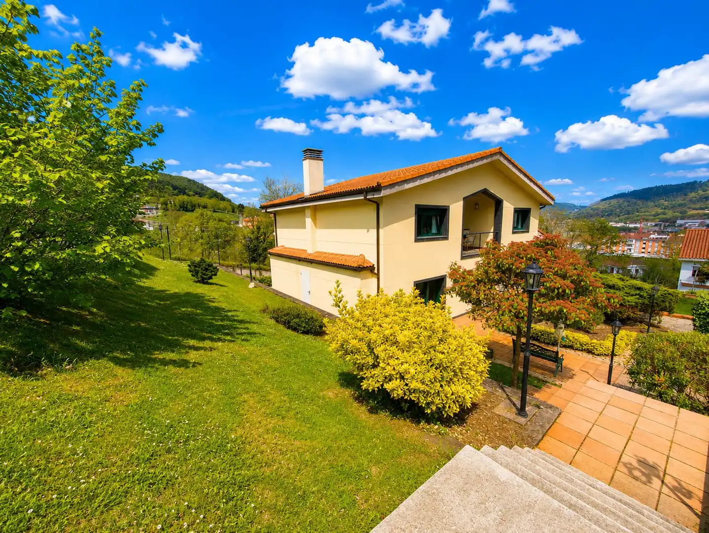 Vista exterior de Casa o xalet en venda en Grado amb Aire condicionat, Calefacció i Terrassa