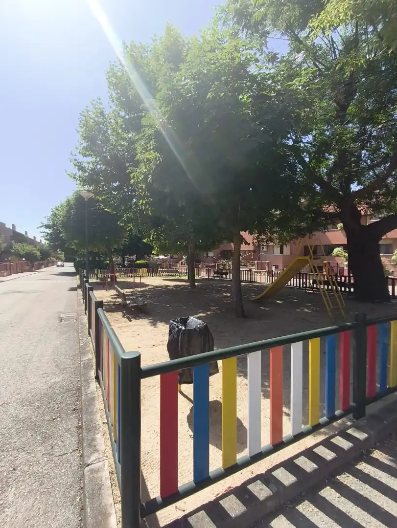 Parkplatz von Einfamilien-Reihenhaus zum Verkauf in Getafe mit Klimaanlage, Heizung und Privatgarten