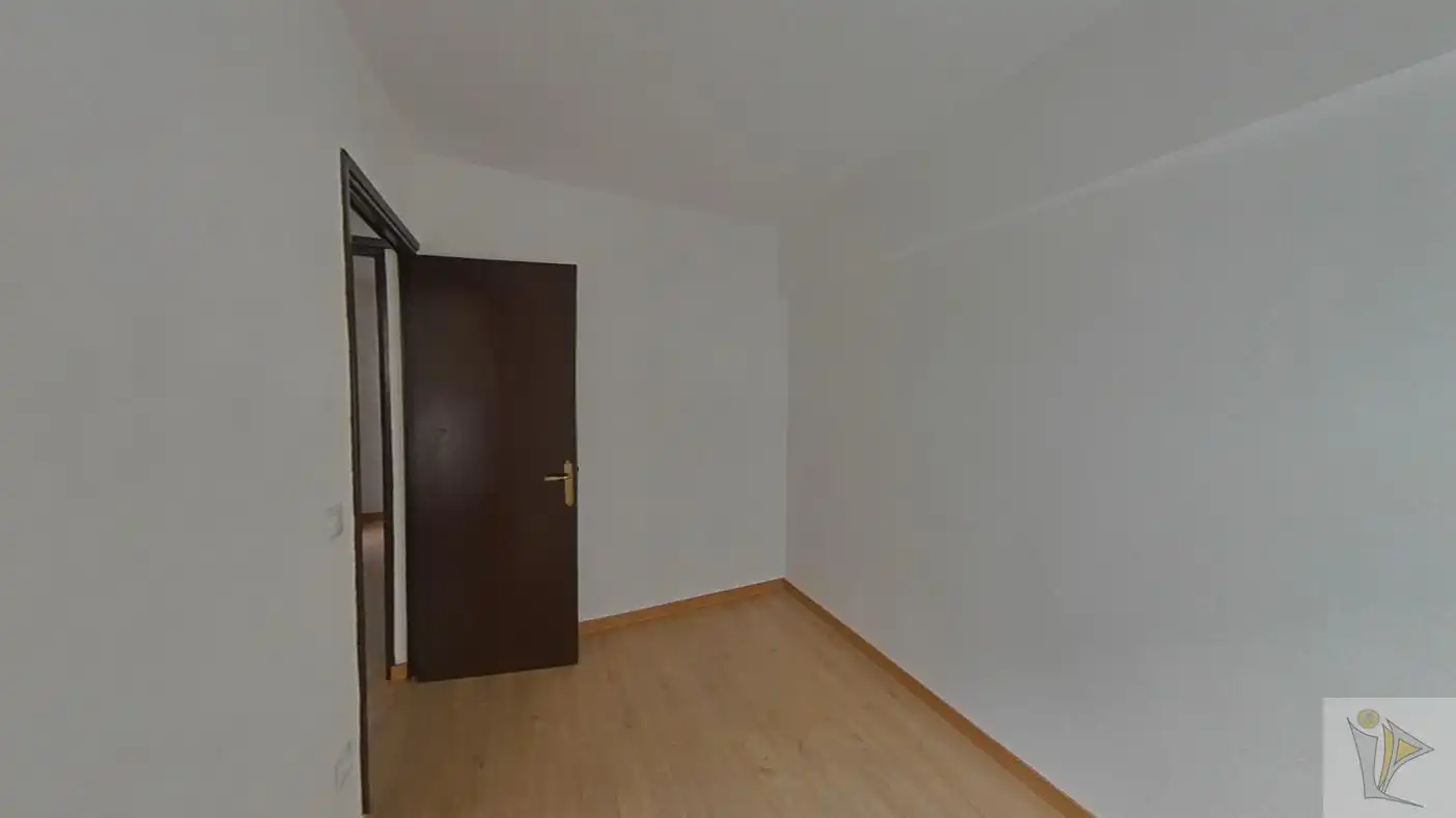 Piso en venta en CL LA BAÑEZA , Sudeste Industrial