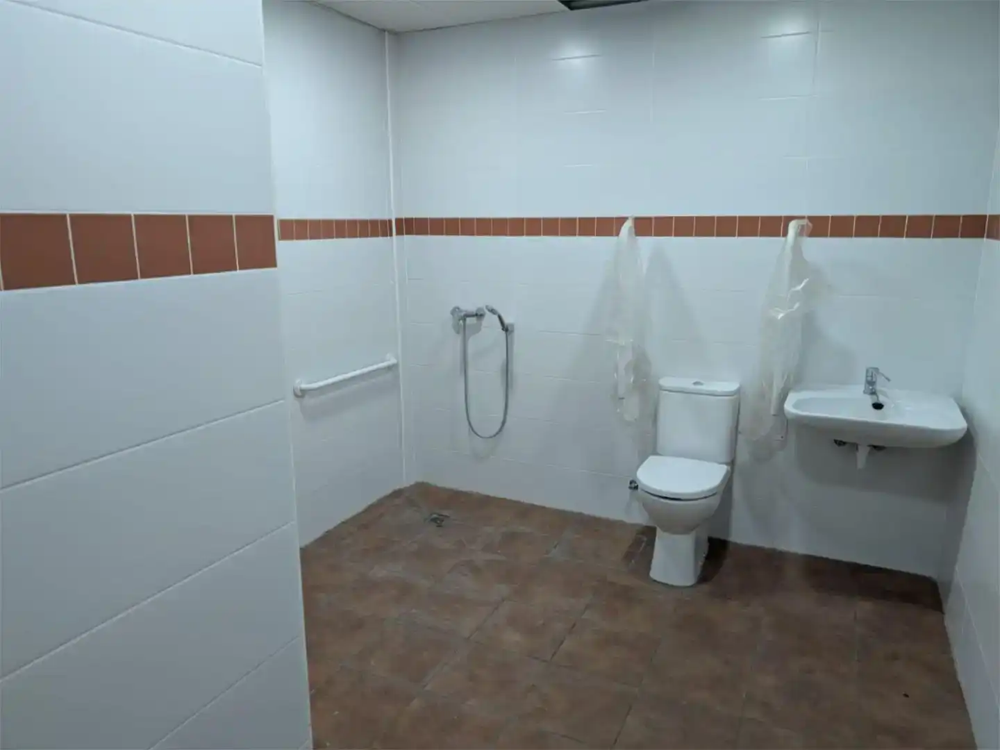Badezimmer von Fabrikhallen zur Miete in Aretxabaleta