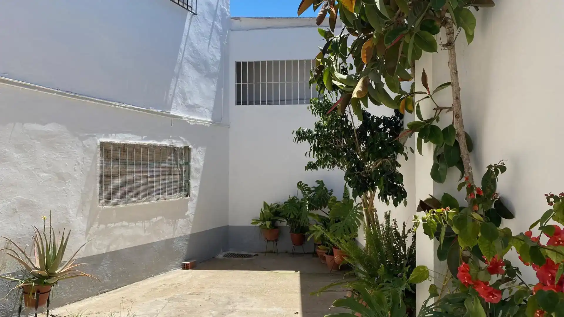 Vista exterior de Casa o xalet en venda en Dos Hermanas amb Aire condicionat, Traster i Moblat