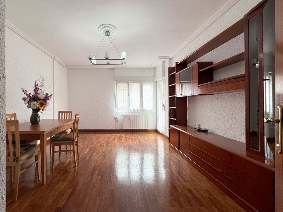 Sala de estar de Piso en venta en Vitoria - Gasteiz con Calefacción, Parquet y Terraza