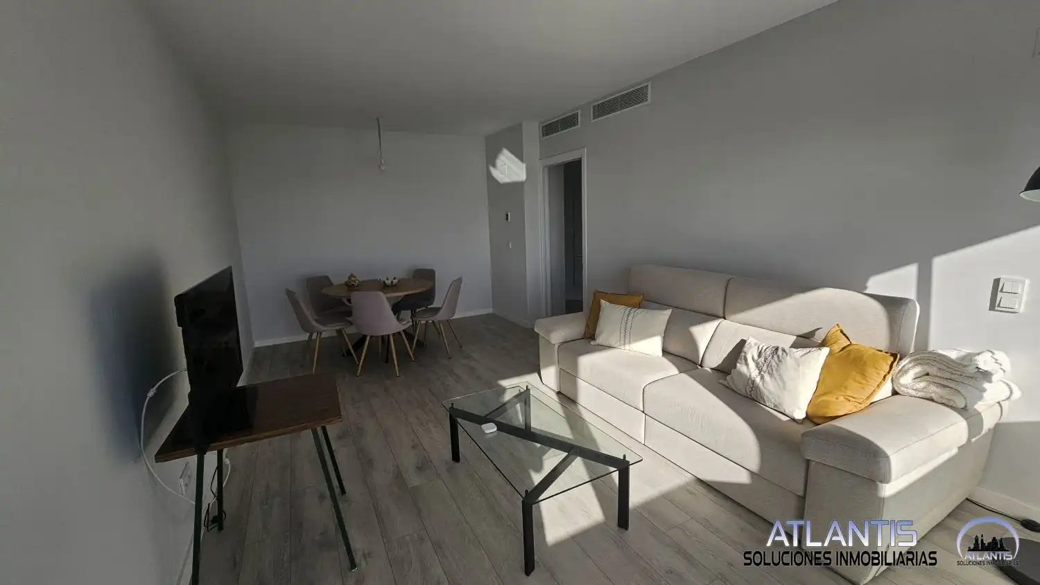 Living room of Flat for sale in Sevilla  with Air Conditioner, Heating and Community pool