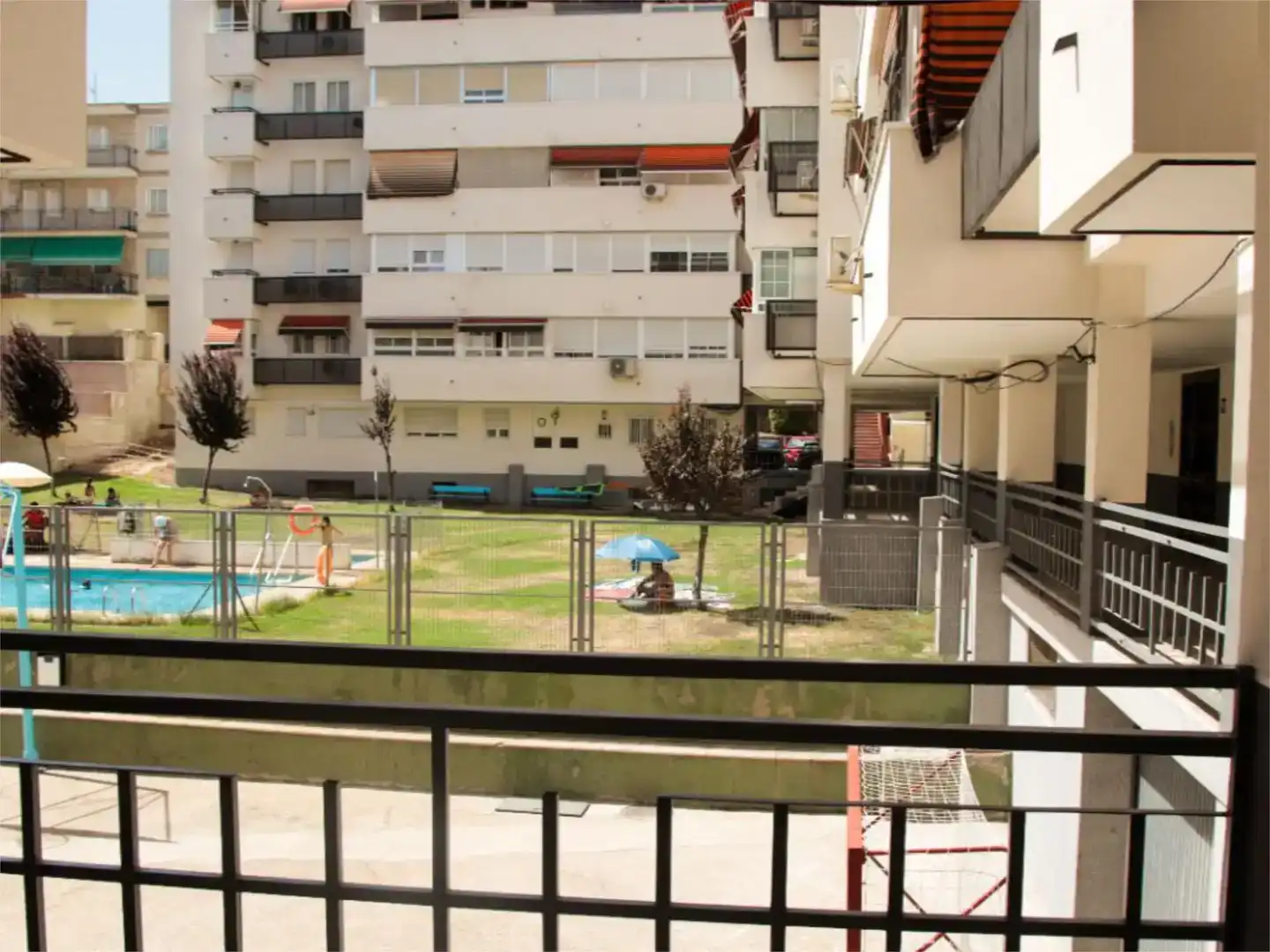 Exterior view of Flat for share in Coslada  with Parquet flooring, Swimming Pool and Furnished