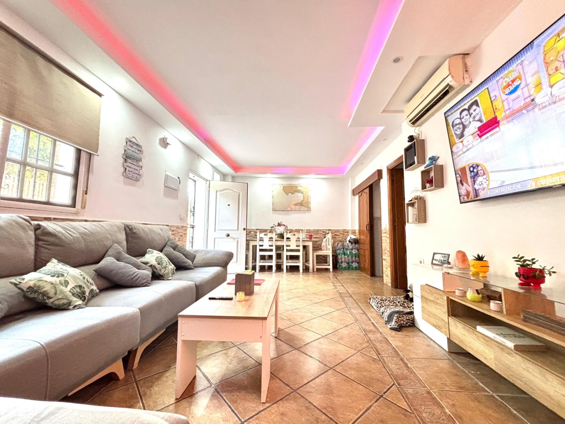 Sala d'estar de Casa adosada en venda en Algeciras