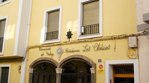 hostal en bejis de 4 plantas con zonas comunes ( piscina, zona verde...)