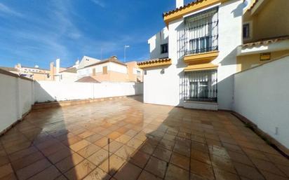 Vista exterior de Casa adosada en venda en Rota amb Terrassa