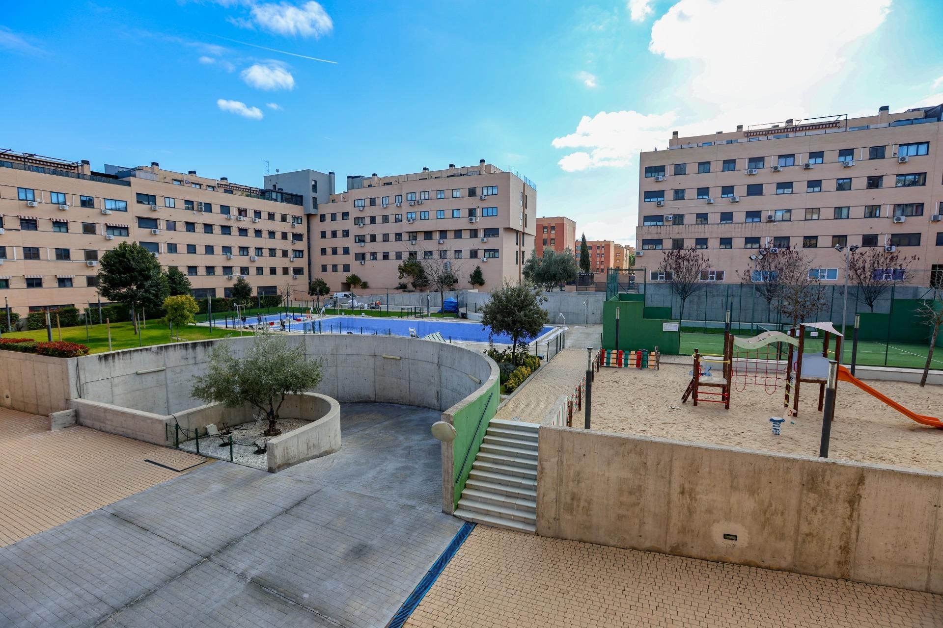 Swimming pool of Flat for sale in Valdemoro  with Air Conditioner, Heating and Community pool