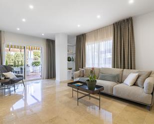 Sala d'estar de Dúplex en venda en Marbella amb Aire condicionat, Terrassa i Traster