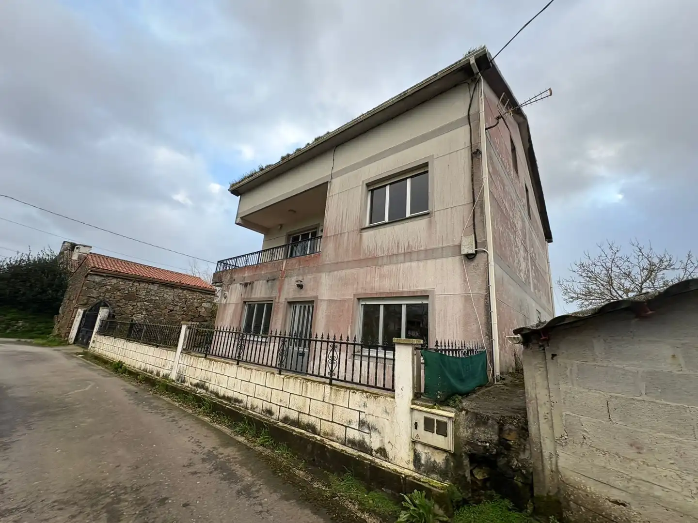 Vista exterior de Casa o xalet en venda en Cabana de Bergantiños amb Balcó