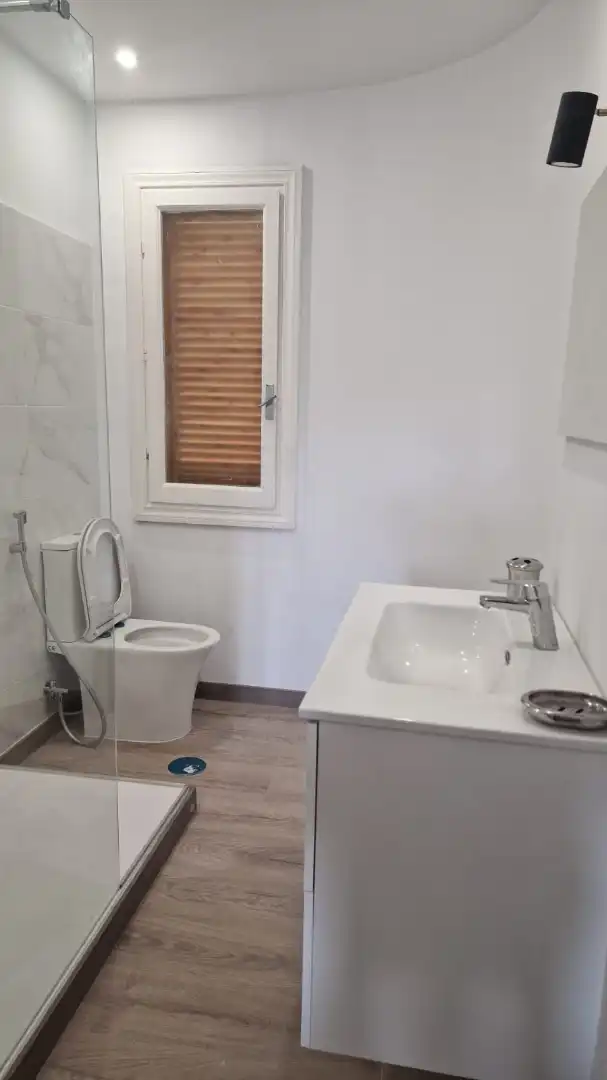 Baño de Piso en venta en Marbella con Aire acondicionado, Terraza y Amueblado