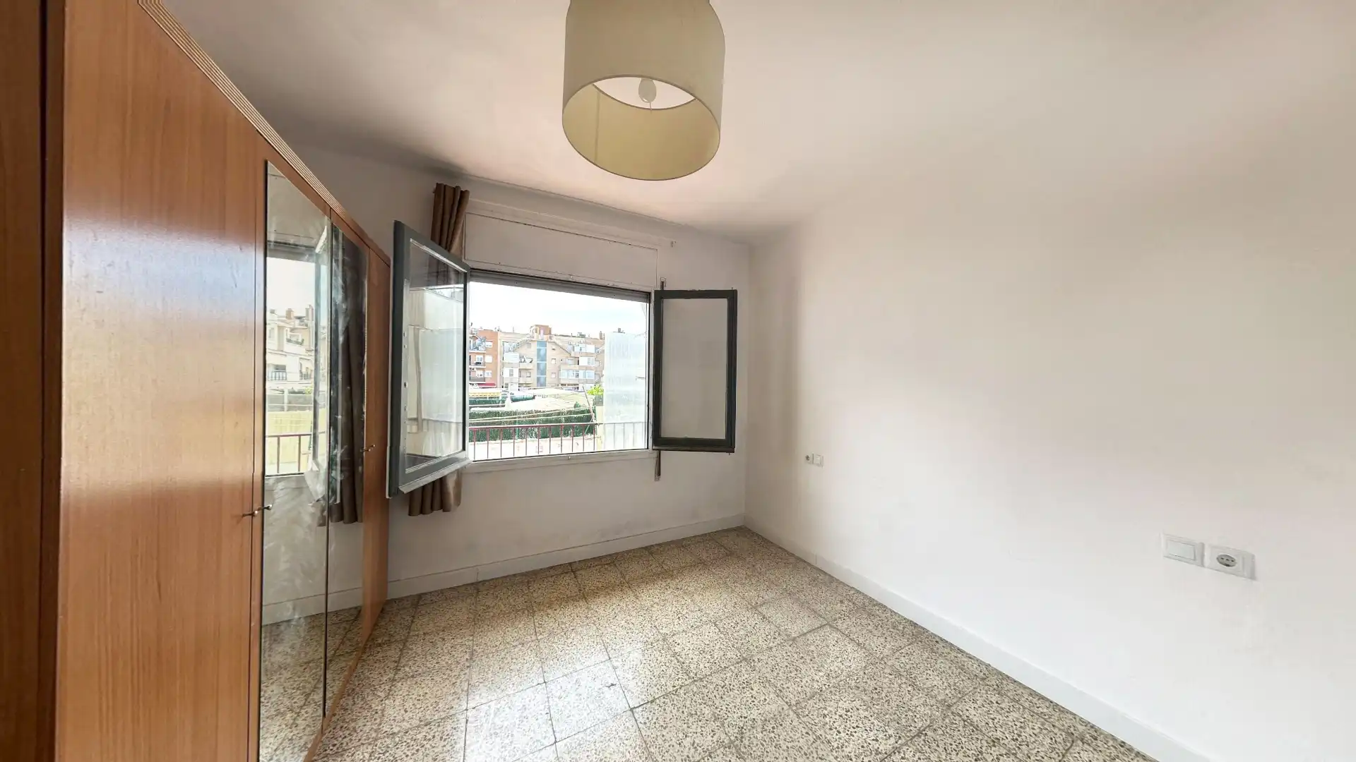 Habitación de Piso en venta en Cornellà de Llobregat con Amueblado, Horno y Balcón