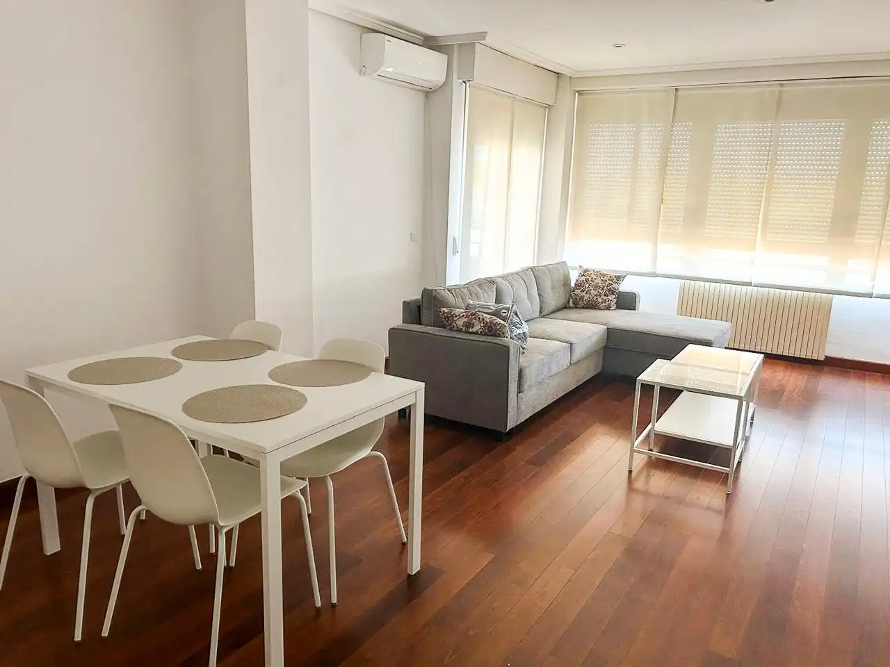 Sala de estar de Piso de alquiler en Elche / Elx con Aire acondicionado, Parquet y Piscina