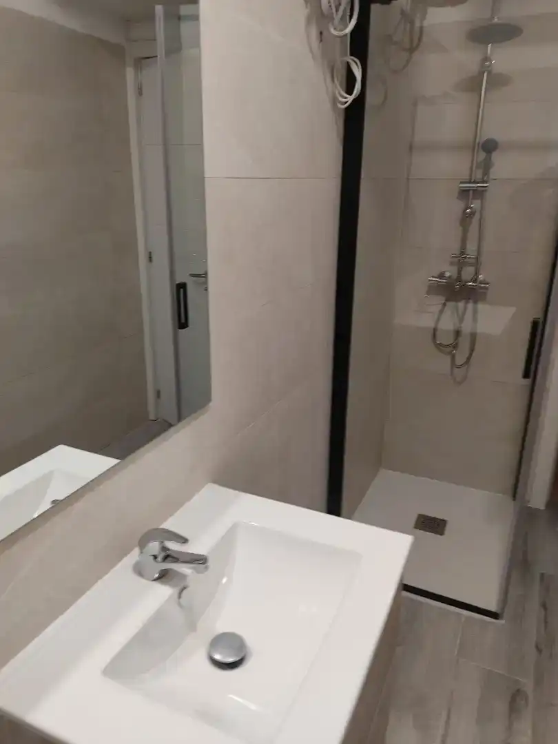 Bany de Estudi de lloguer en Madrid amb Aire condicionat, Moblat i Microones