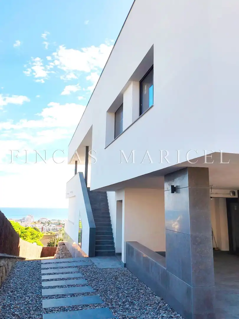 Außenansicht von Haus oder Chalet zum Verkauf in Sitges mit Klimaanlage, Heizung und Privatgarten