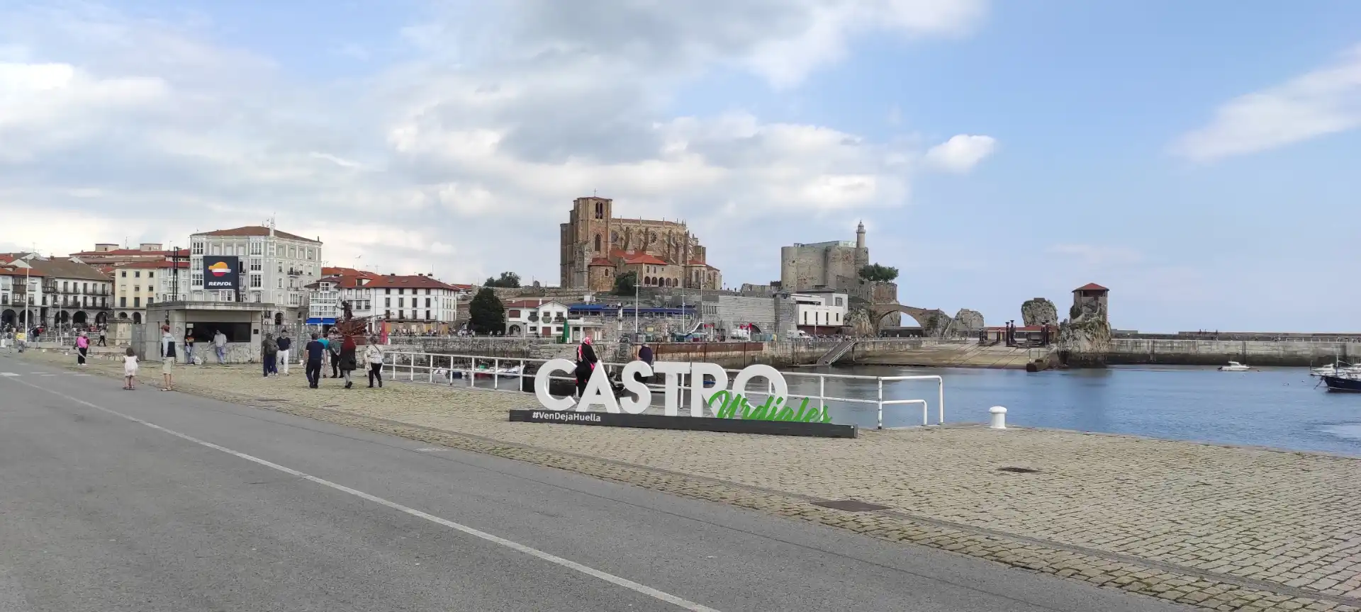 Casa adosada en venda en Castro-Urdiales amb Calefacció, Jardí privat i Terrassa