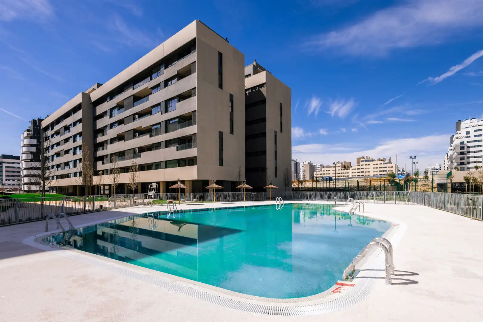 Piscina de Pis en venda en Madrid amb Aire condicionat, Terrassa i Traster