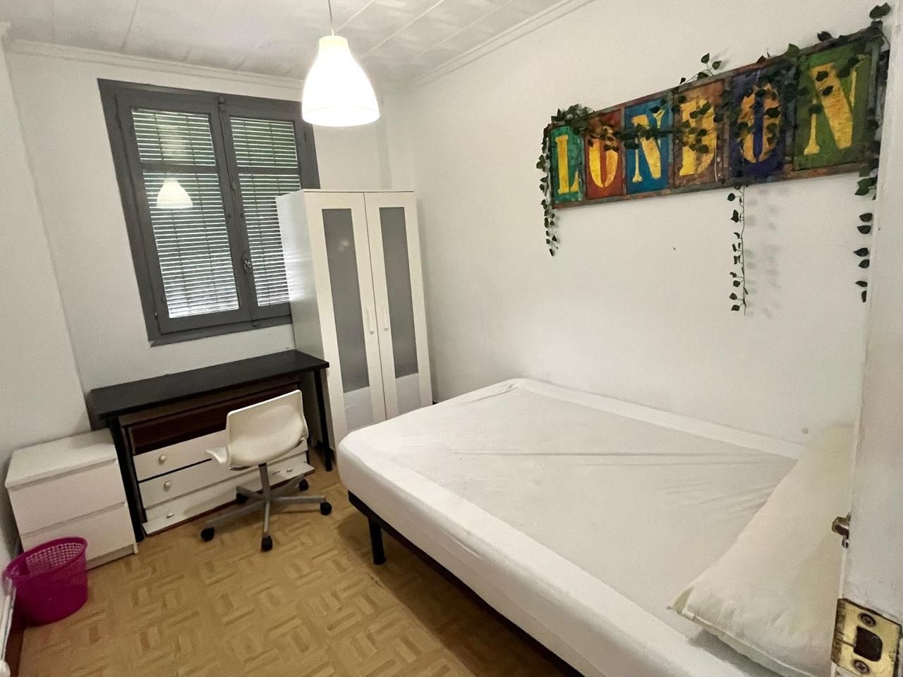 Bedroom of Flat to share in  Valencia Capital  with Furnished and Internet