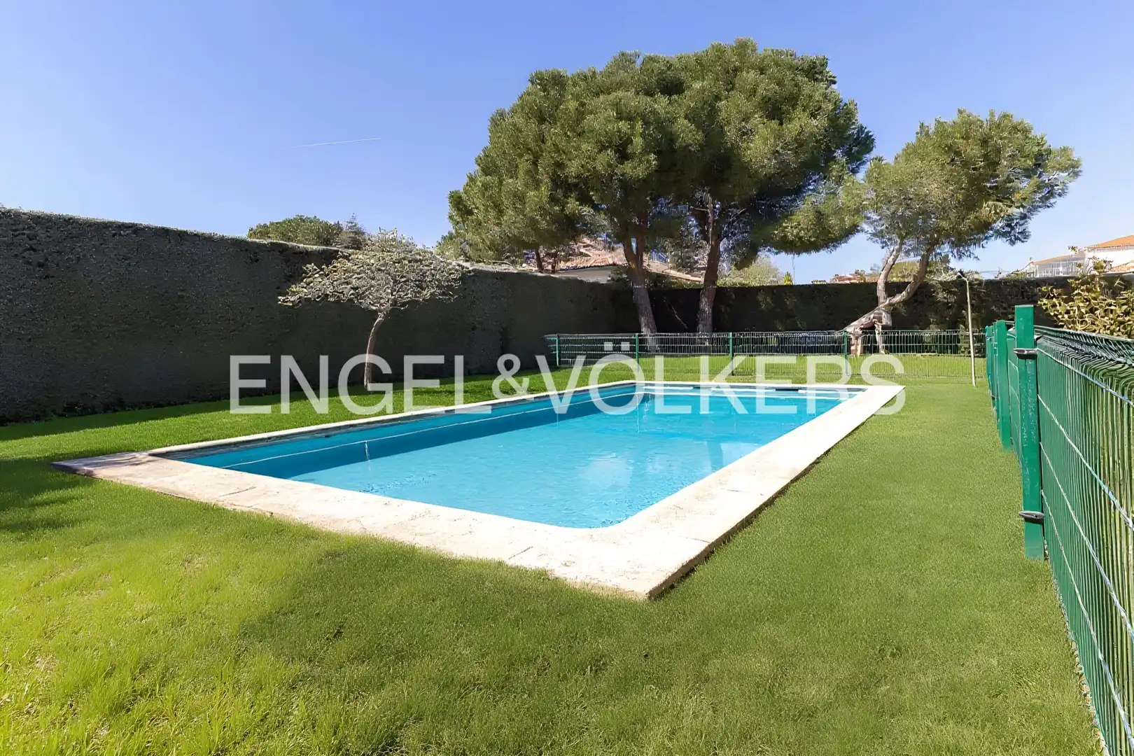 Piscina de Casa o xalet en venda en Boadilla del Monte amb Aire condicionat, Calefacció i Jardí privat