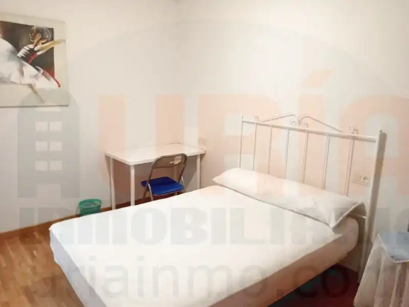 Schlafzimmer von Wohnung zur Miete in Oviedo  mit Heizung, Möbliert und Ofen