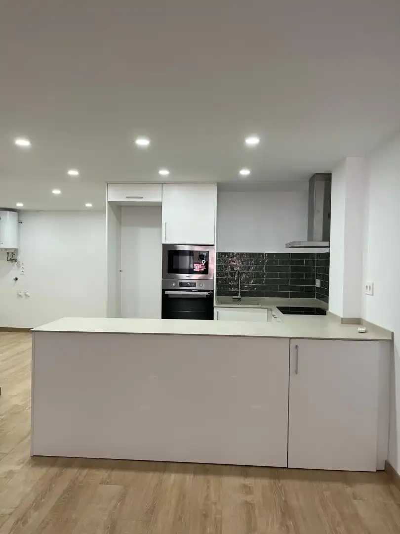 Cuina de Local de lloguer en L'Hospitalet de Llobregat amb Aire condicionat, Calefacció i Parquet