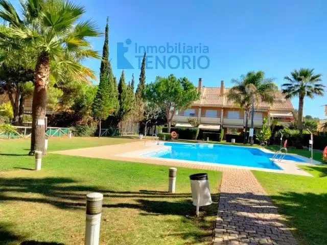 Vista exterior de Casa adosada en venta en Islantilla con Piscina comunitaria