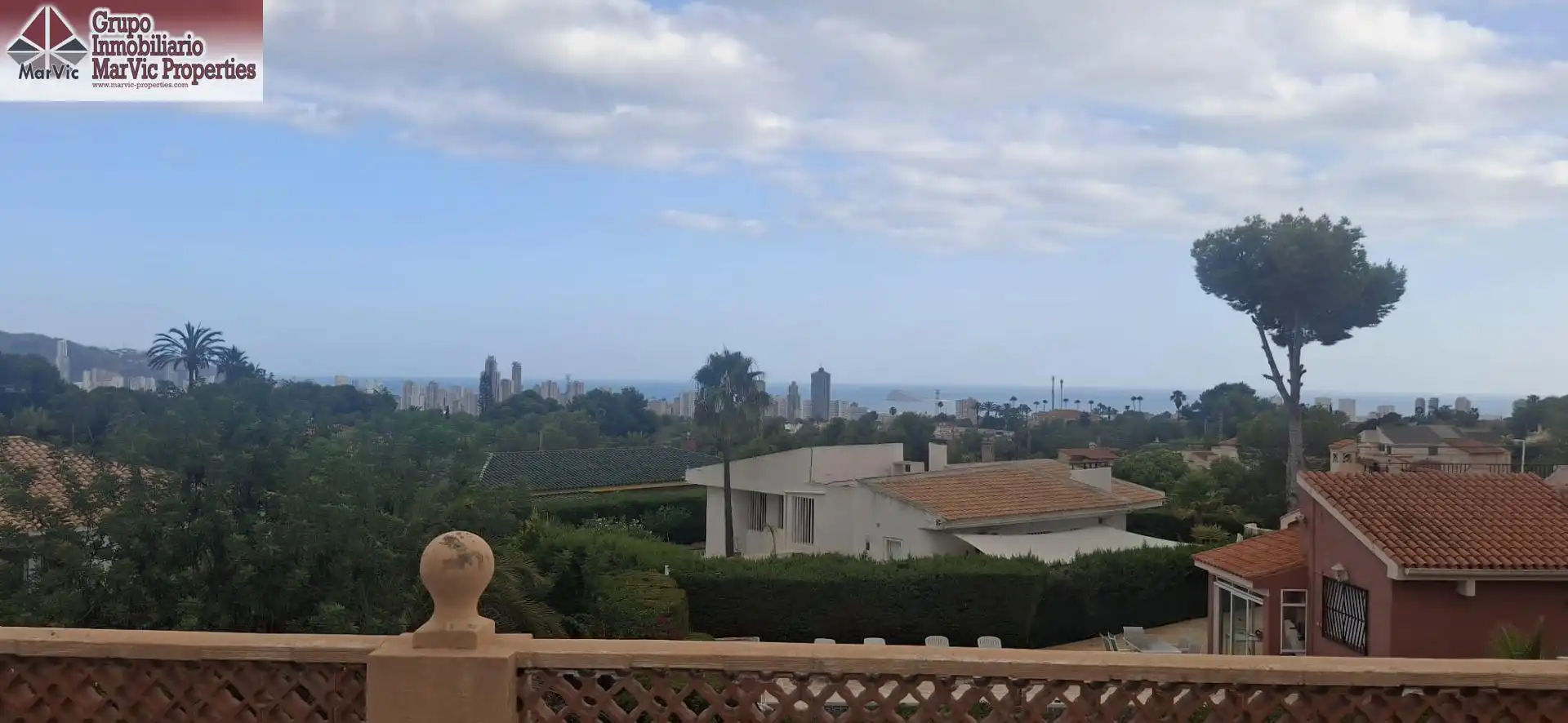 Vista exterior de Casa o xalet en venda en Benidorm amb Aire condicionat, Jardí privat i Terrassa