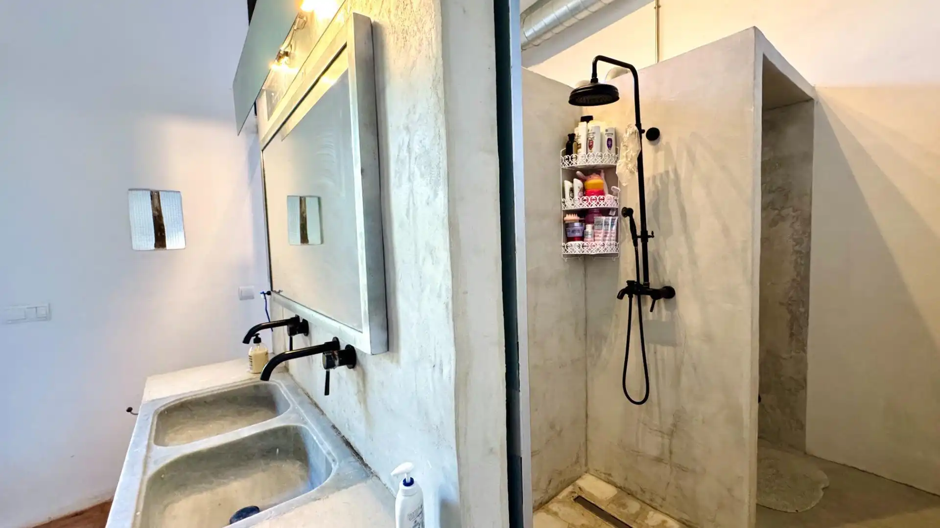 Bany de Casa o xalet en venda en Alicante / Alacant amb Jardí privat, Terrassa i Piscina