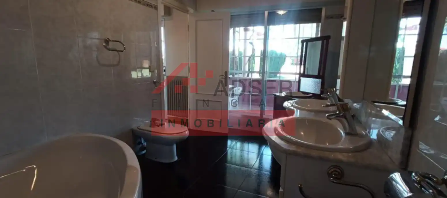 Bany de Casa o xalet en venda en Villamediana de Iregua amb Calefacció i Piscina