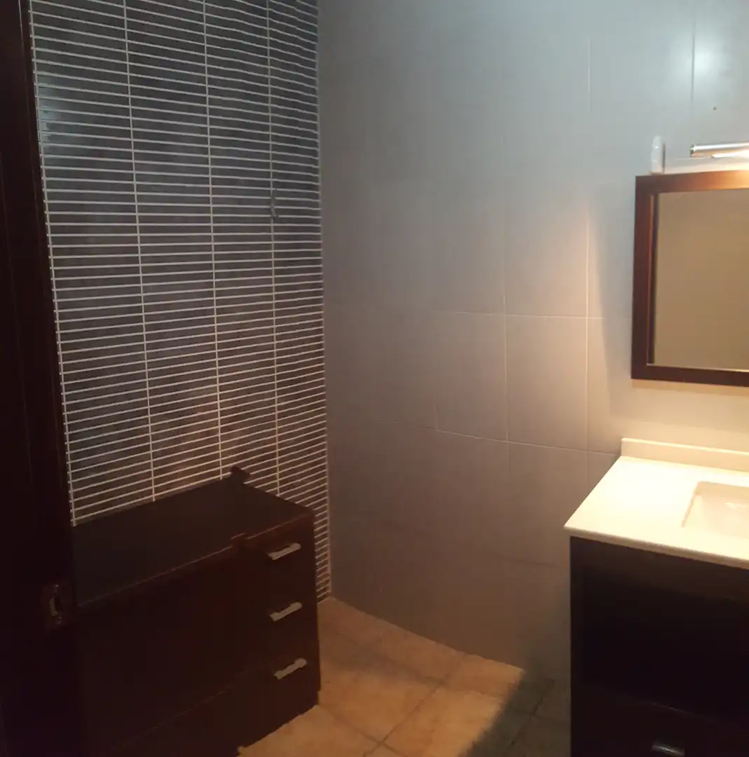 Badezimmer von Geschaftsraum zur Miete in Badalona mit Klimaanlage, Heizung und Terrasse
