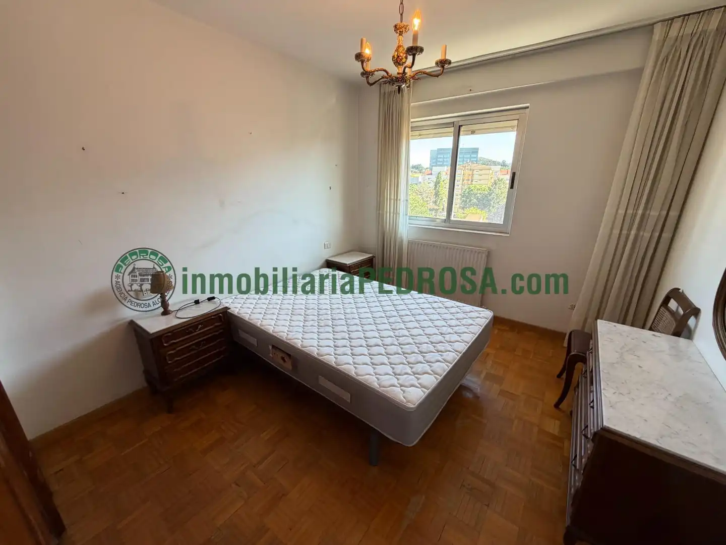 Dormitori de Estudi de lloguer en Pontevedra Capital  amb Calefacció, Parquet i Moblat