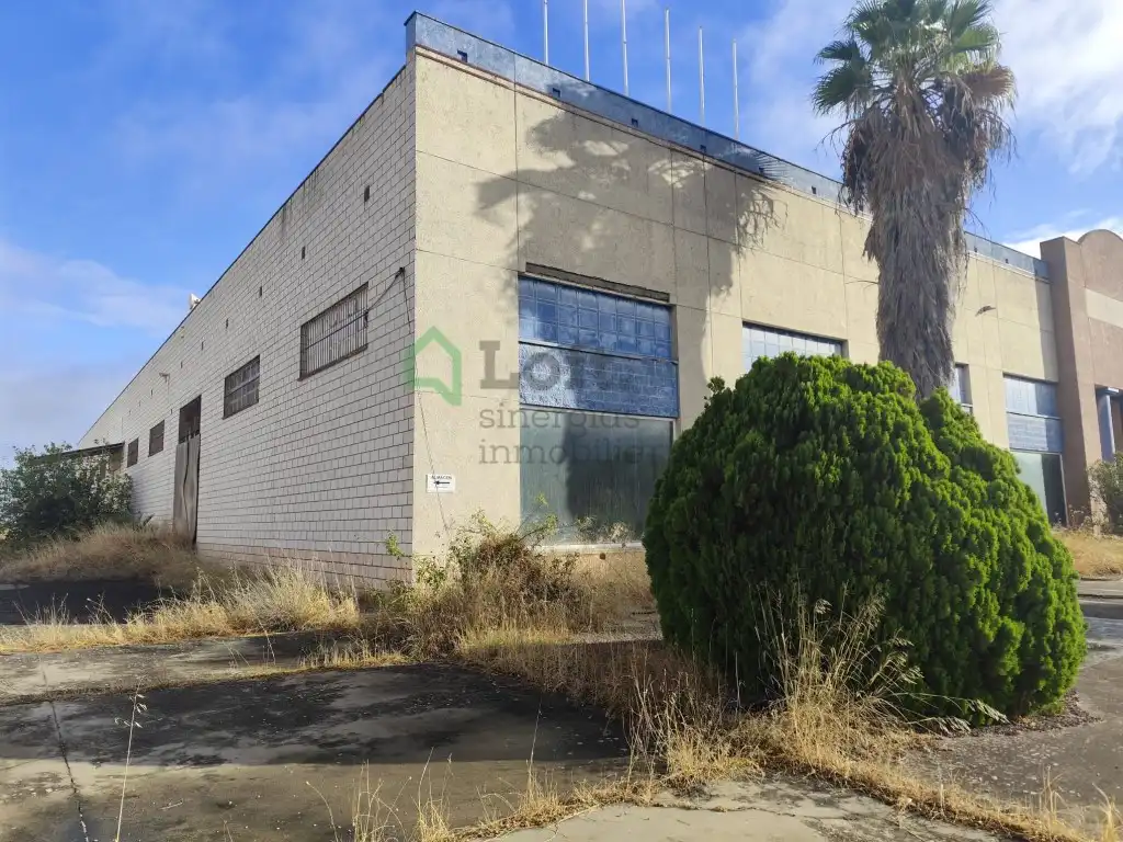 Außenansicht von Fabrikhallen zum Verkauf in Badajoz