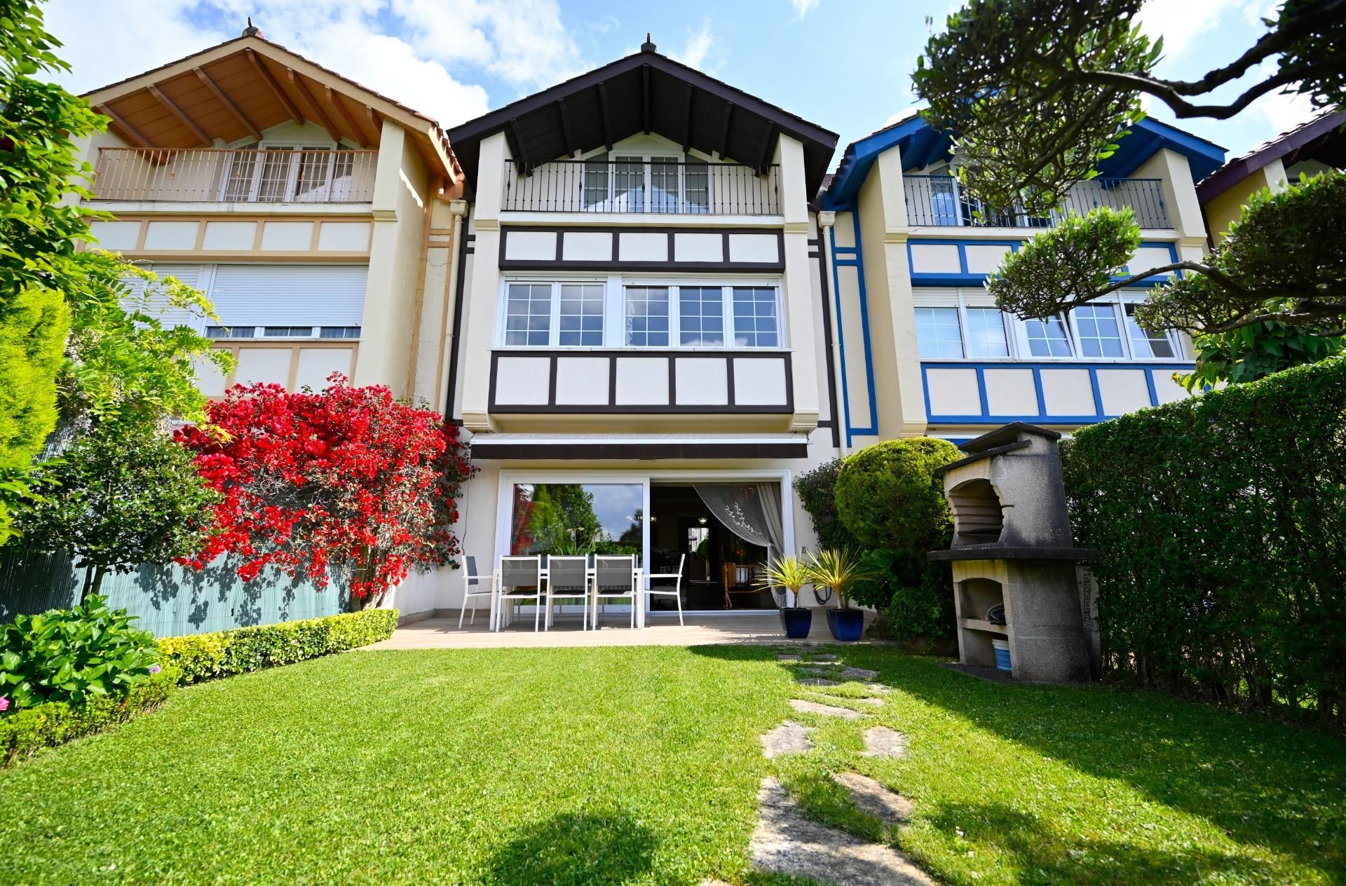 Exterior view of Single-family semi-detached for sale in Loiu  with Heating, Private garden and Community pool