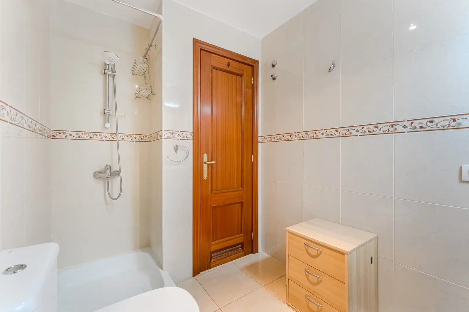 Baño de Piso en venta en Arona con Terraza, Amueblado y Horno