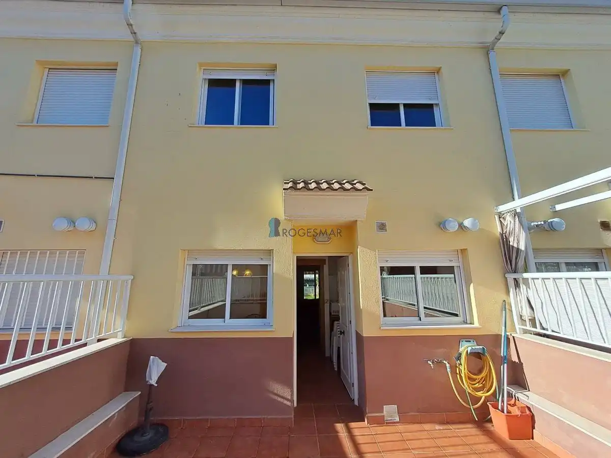 Außenansicht von Einfamilien-Reihenhaus zum Verkauf in Benicasim / Benicàssim mit Privatgarten, Terrasse und Balkon