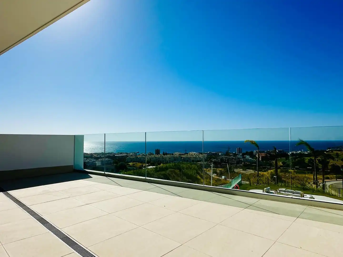 Terrasse von Wohnungen zum Verkauf in Manilva mit Klimaanlage, Heizung und Terrasse