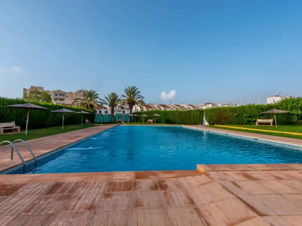 Piscina de Casa adosada en venda en Torrevieja amb Aire condicionat, Moblat i Piscina comunitària
