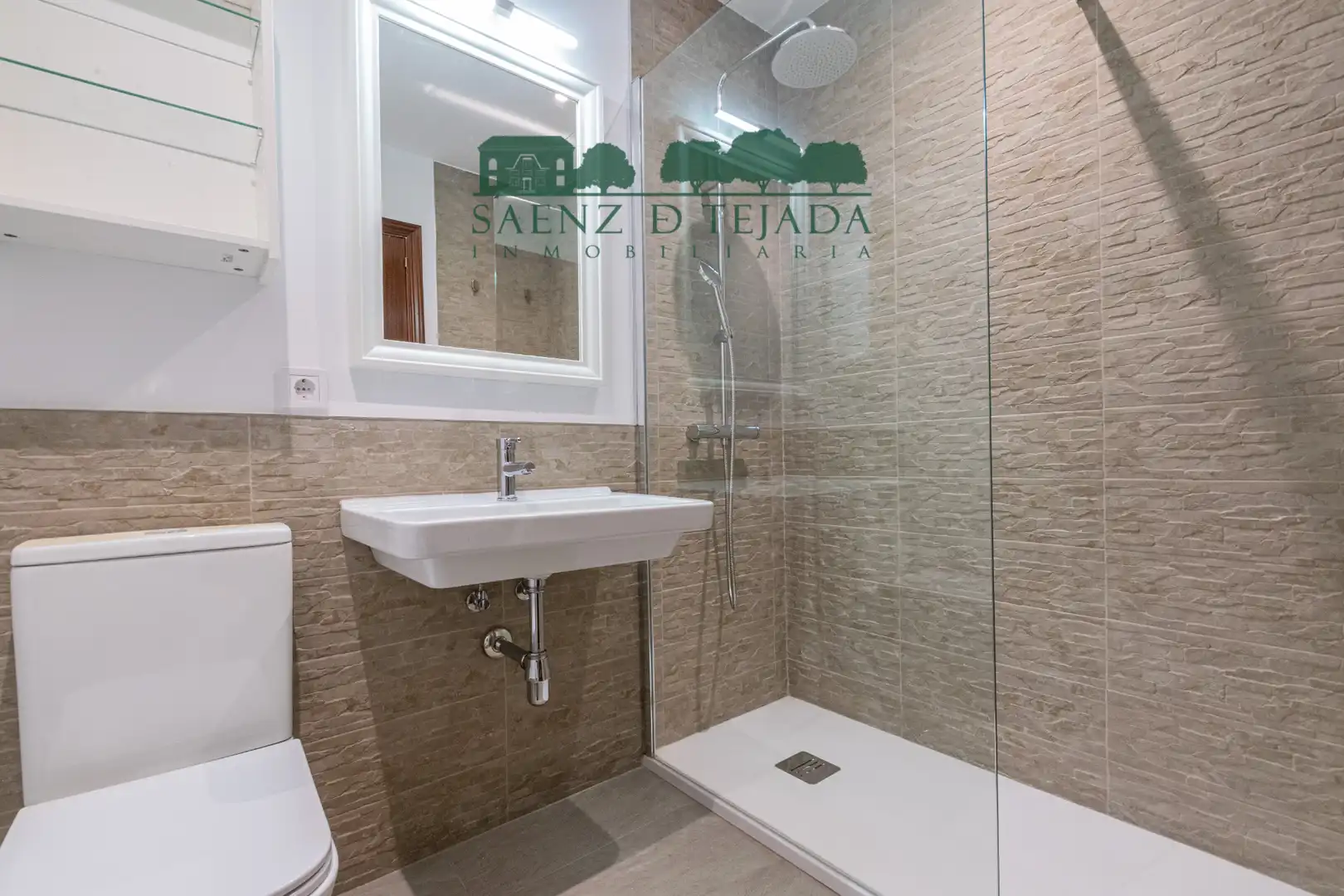 Bathroom of Flat for rent in Sevilla  with Air Conditioner, Storage room and Oven