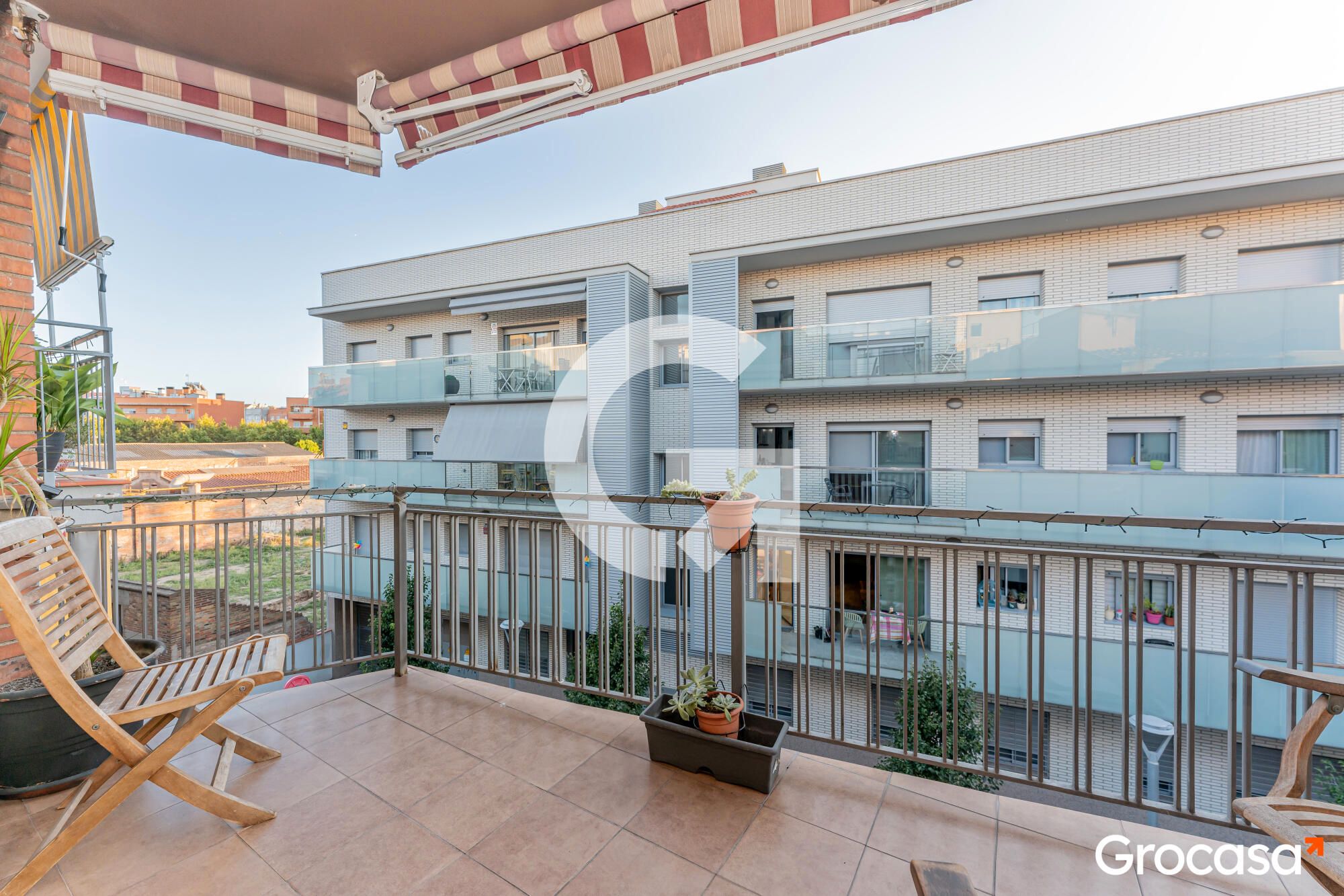 Vista exterior de Piso en venta en Cornellà de Llobregat con Aire acondicionado, Calefacción y Amueblado