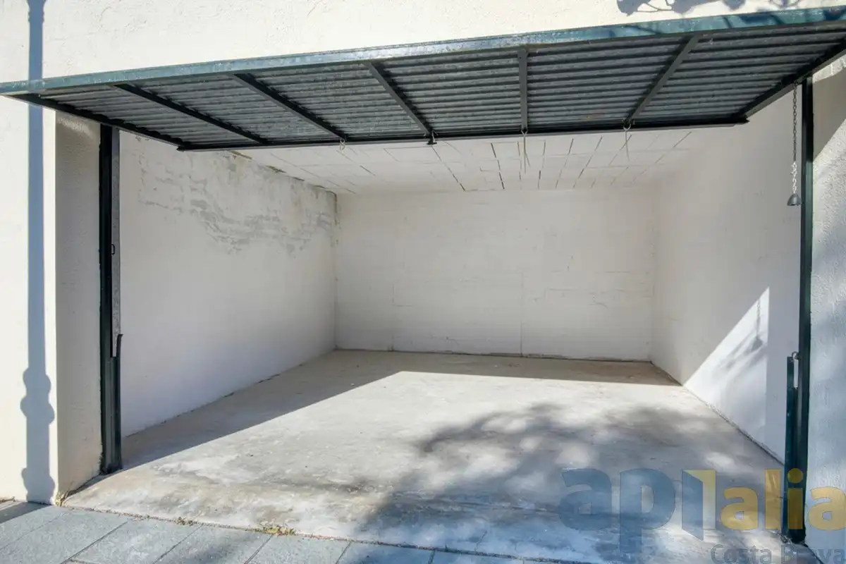 Aparcament de Casa adosada en venda en Sant Feliu de Guíxols amb Calefacció, Jardí privat i Terrassa
