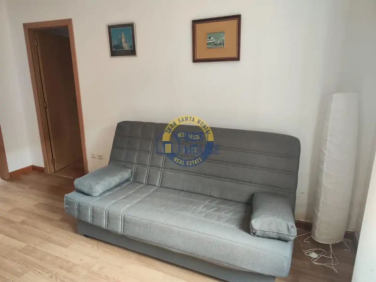 Sala d'estar de Apartament en venda en Villaquilambre amb Parquet i Moblat
