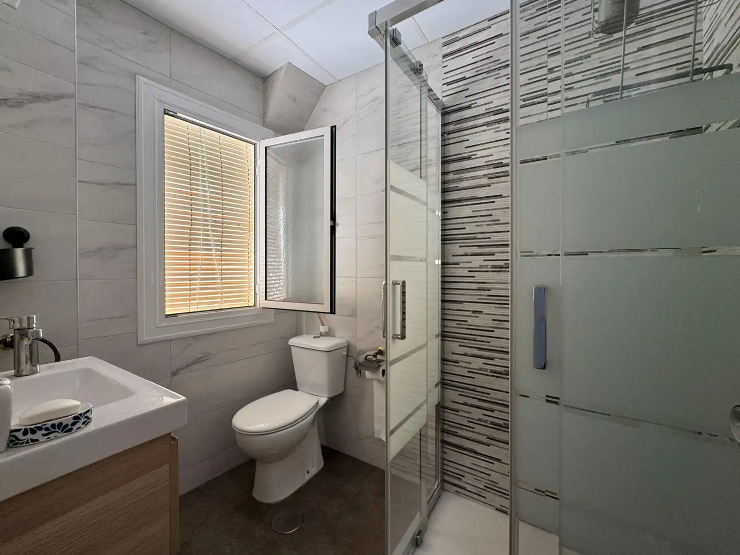 Baño de Piso de alquiler en Alicante / Alacant con Amueblado y Balcón