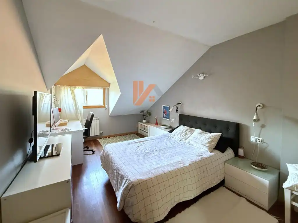 Schlafzimmer von Maisonette zum Verkauf in Ames mit Möbliert