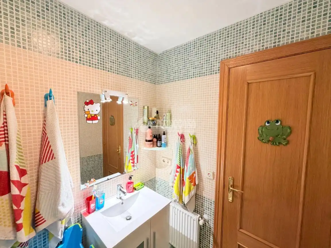 Baño de Casa adosada en venta en Hontanares de Eresma con Calefacción