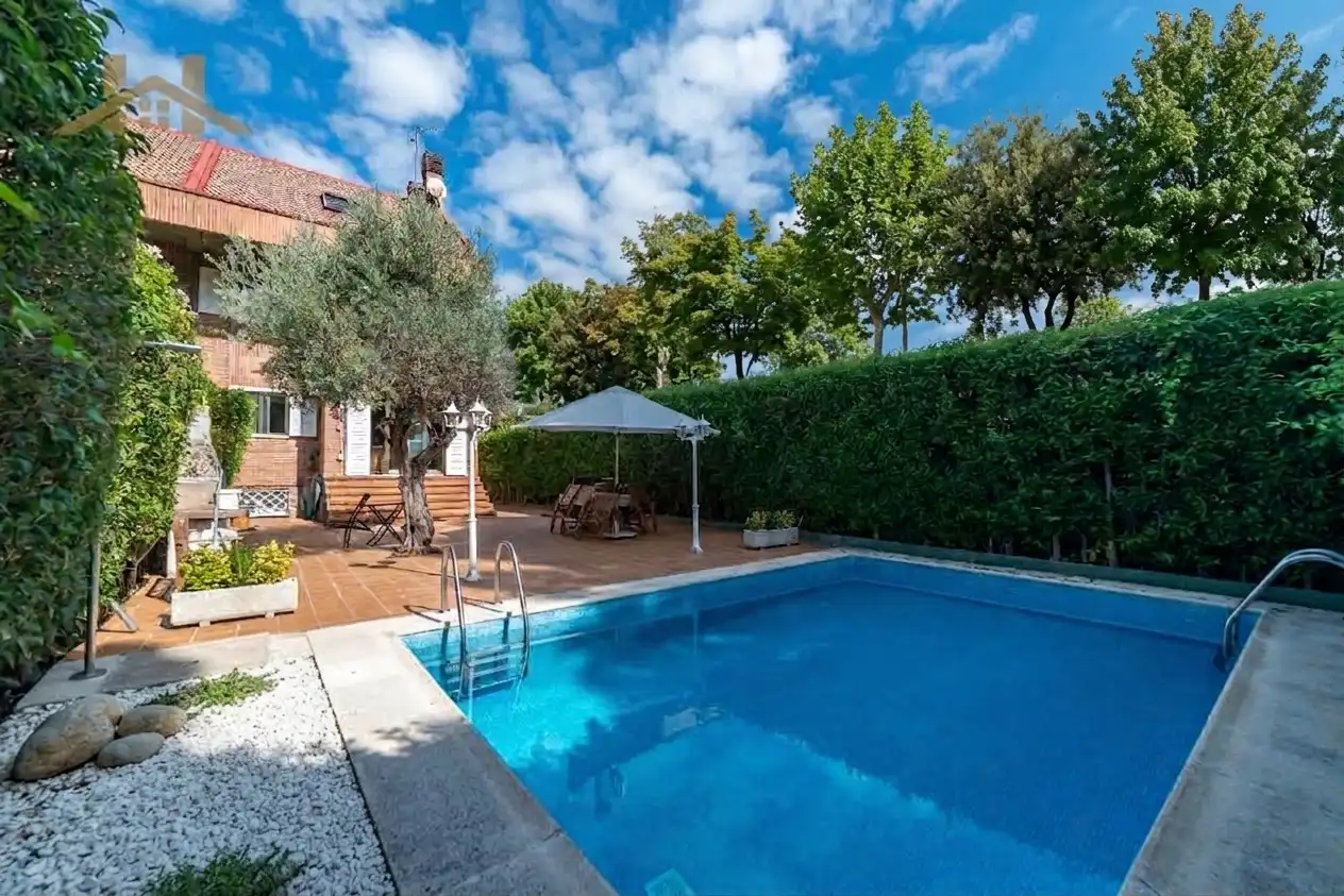 Casa pareada con terraza en venta en Calle del Azabache